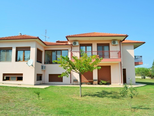 For Sale – Villa 400 m² in Chalkidiki
