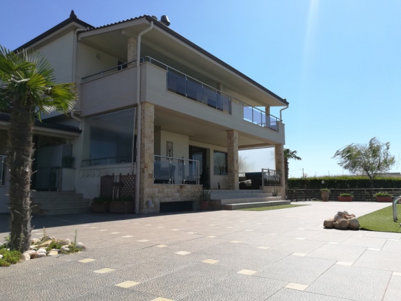 For Sale – Villa 400 m² in Chalkidiki