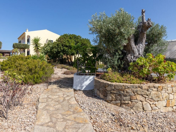 Villa In Estoi With Panoramic Views