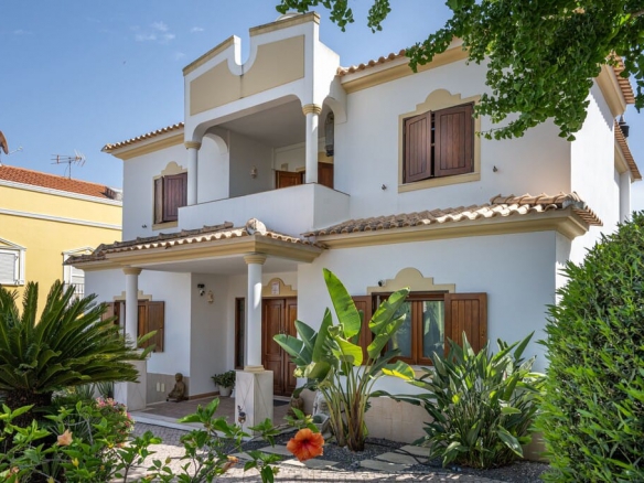 Elegant Villa For Sale Near Vilamoura