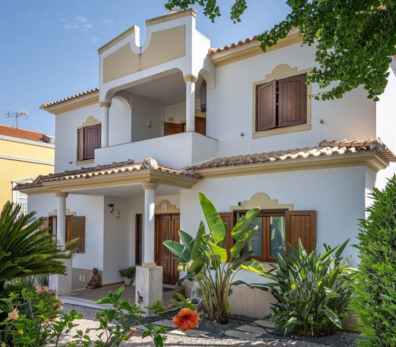 Elegant Villa For Sale Near Vilamoura