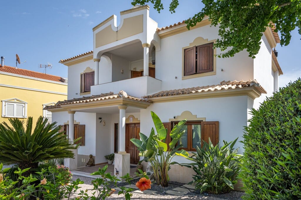 Elegant Villa For Sale Near Vilamoura