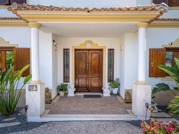 Elegant Villa For Sale Near Vilamoura